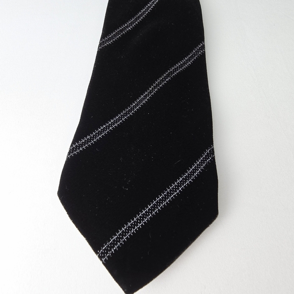 Giorgio Armani Velvet Black Tie With Subtle Metallic SilverThreaded Stripes 56” - Picture 7 of 11